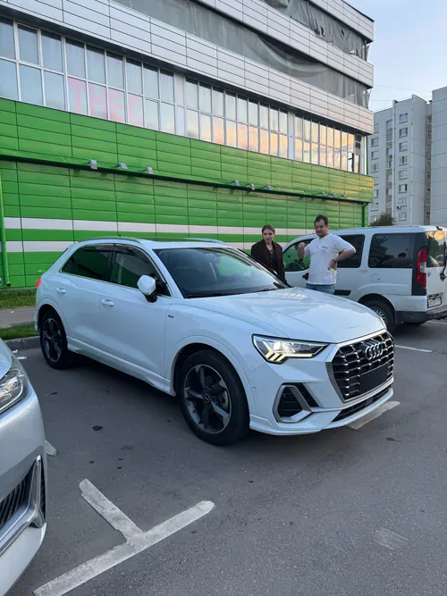 Audi Q3 и владельцы при выдаче